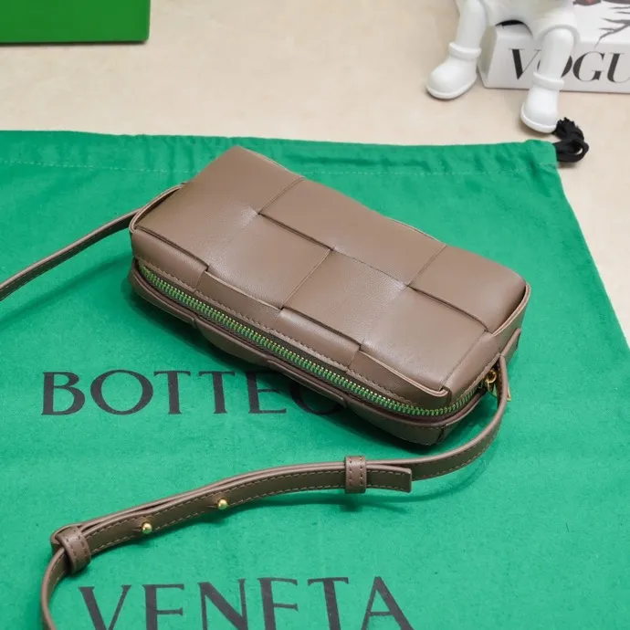 Batch 1120 Lazy and casual is the ultimate meaning of relaxation. Brick cassette has a unique quiet power, which is fashionable without losing aura🧩Classic weaving and neutral style can create a casual and high-end texture. The shoulder strap is adjustable and can be worn on one shoulder or under the armpit, and can be worn as a crossbody at will. Although it is a small size, it can actually hold a lot of belongings, and it is also very light~ This travertine green version of mine feels like it has given spring new vitality🍃 I will grab the versatile item first! Style number: 6816# Size: 18*9*3.5cm